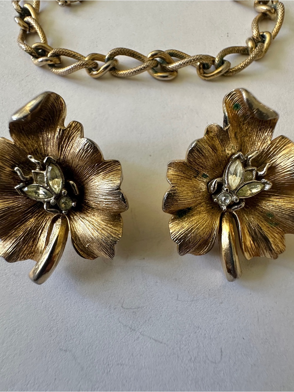 Vintage Crown Trifari Fur Sweater Clips Earrings Gold Tone Rhinestone Bug Leaf - Picture 9 of 14